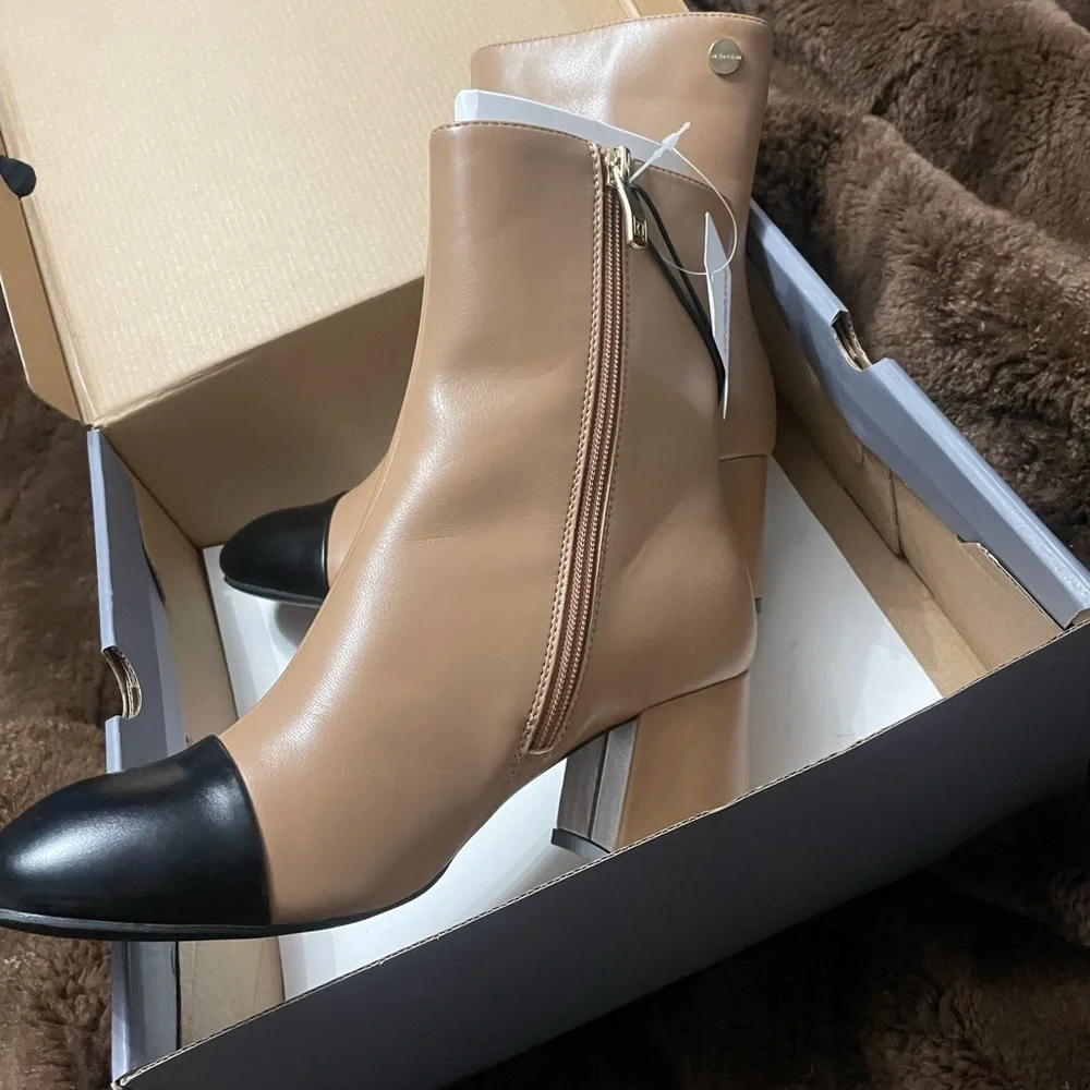 NWT Liz Claiborne Retro Style Tan and Black Ankle Booties Size 7